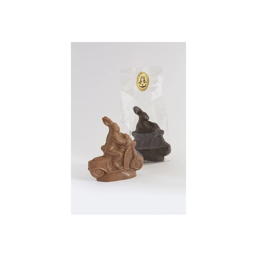 Lapin en chocolat sur sa moto
