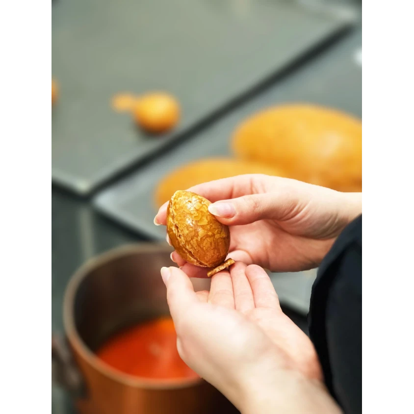 Unfilled nougatine egg with sugar decoration (H: 7cm)