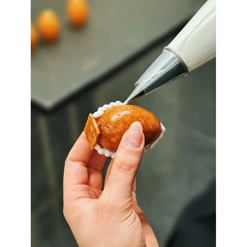 Oeuf en nougatine non garni, décor en sucre (H : 9cm)