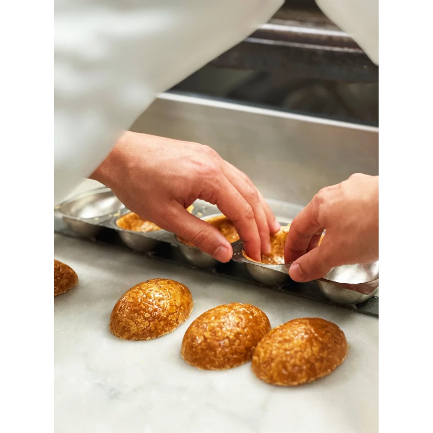 Oeuf en nougatine non garni, décor en sucre (H : 9cm)