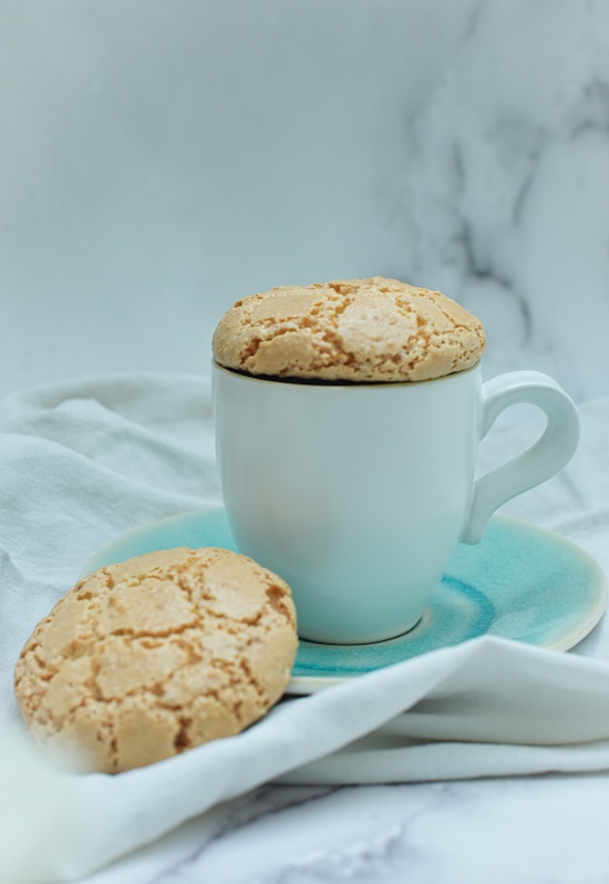 macarons-poses-sur-tasse